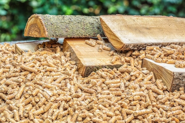 pellets de bois avec des bûches Grand nombre de pellets de bois avec des bûches de bois